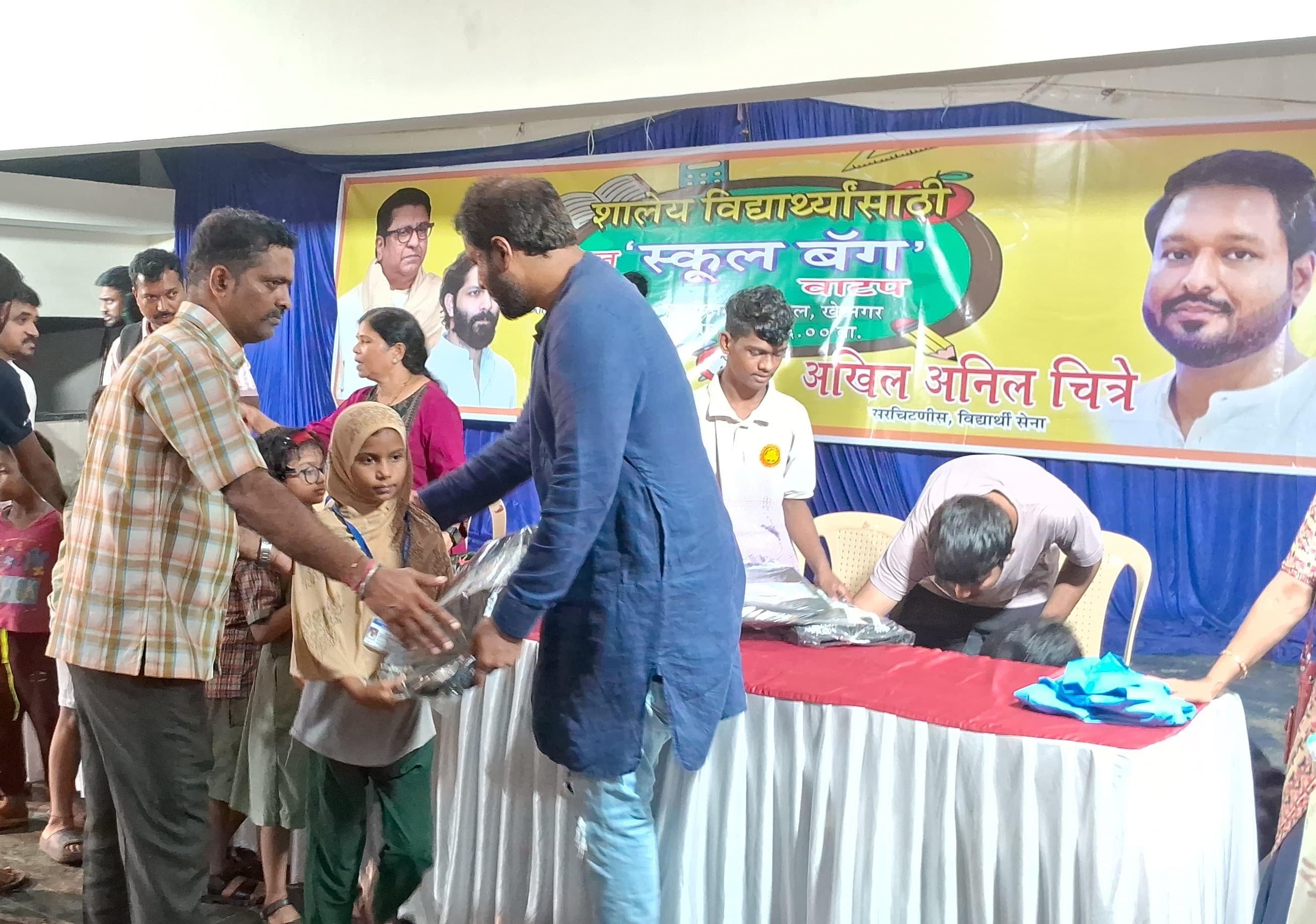 इस दौरान एमएनएस (MNS) कार्यकर्ता राजा चौगुले और वैभव खेडेकर ने भी महत्वपूर्ण योगदान दिया.