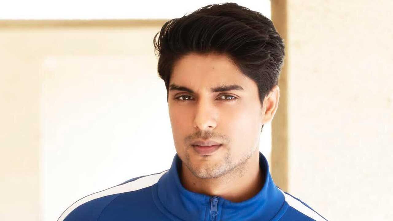 स्टार प्लस के शो माटी से बंधी डोर में रणविजय के नाम से मशहूर अंकित गुप्ता ने बताया कि इस साल वह रक्षाबंधन पर काम करेंगे. अगर वह जल्दी काम खत्म कर लेते हैं या उन्हें एक दिन की छुट्टी मिल जाती है, तो वह अपने भाई के साथ रक्षाबंधन मनाएंगे, क्योंकि उनकी कोई बहन नहीं है. पिछले कुछ सालों में उनके भाई के साथ उनका रिश्ता और भी खास और मजबूत हो गया है. सबसे छोटी होने के कारण मुझे हमेशा बहुत प्यार मिला है. रक्षाबंधन की मेरी सबसे पसंदीदा यादों में से एक वह है जब मेरे चचेरे भाई-बहनों ने घड़ियों वाली राखियाँ बाँधी थीं; मुझे वे सबसे ज़्यादा पसंद थीं.