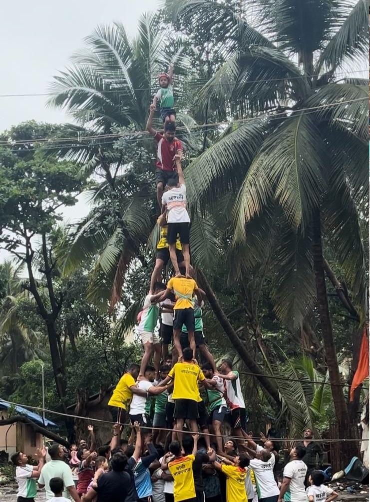 दही हांडी उत्सव के दौरान प्रत्येक टीम अलग-अलग जगहों पर जाकर हांडियां फोड़कर अपनी विशेषता दिखाने की कोशिश करता है. 