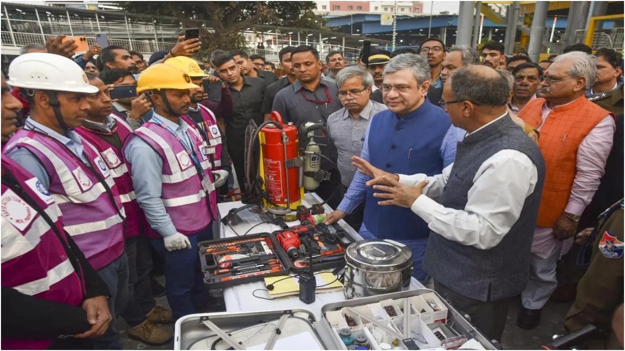 केंद्रीय रेल मंत्री अश्विनी वैष्णव ने रविवार को कुंभ मेला 2025 से पहले प्रयागराज रेलवे स्टेशन का निरीक्षण किया. फोटो/पीटीआई