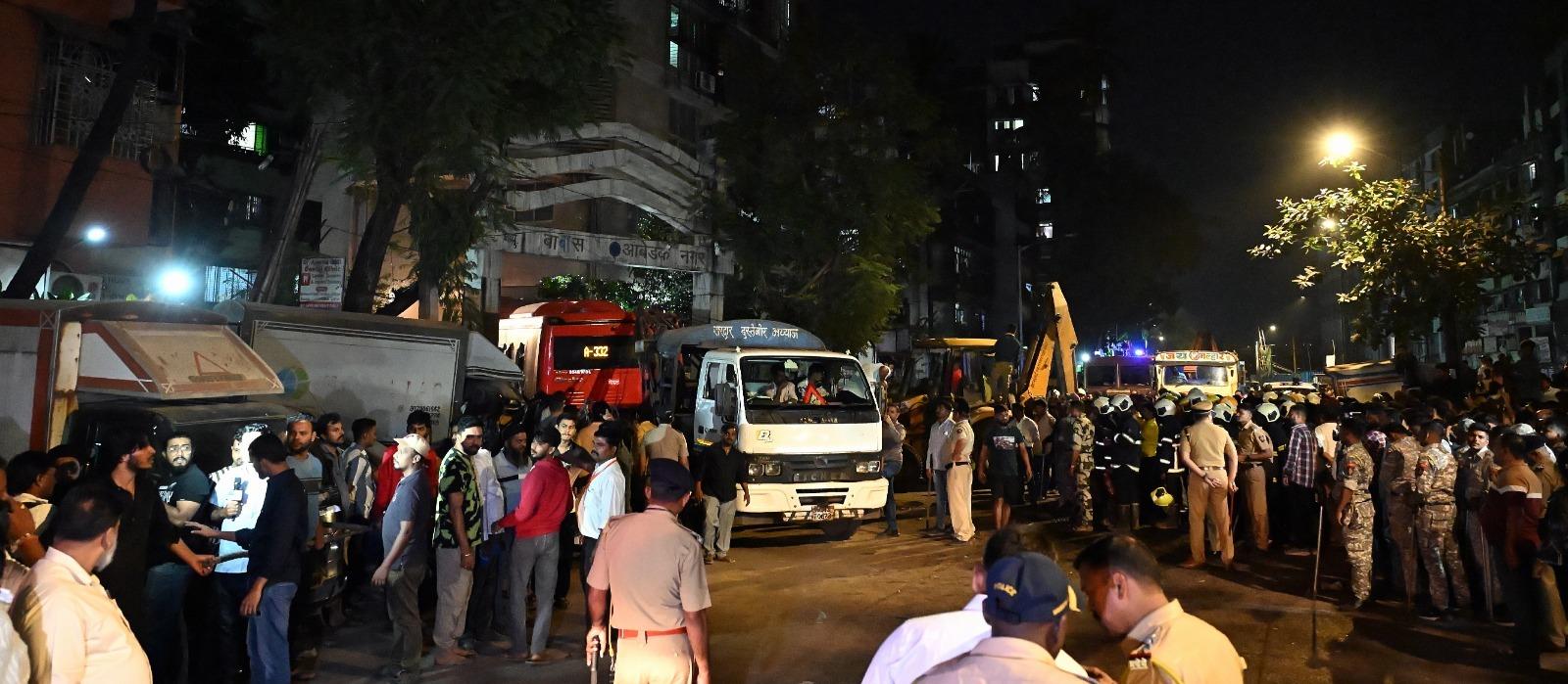 बचाव दल ने क्रेन और अन्य उपकरणों की मदद से फंसे हुए वाहनों को हटाया और घायलों को अस्पताल पहुंचाया. 