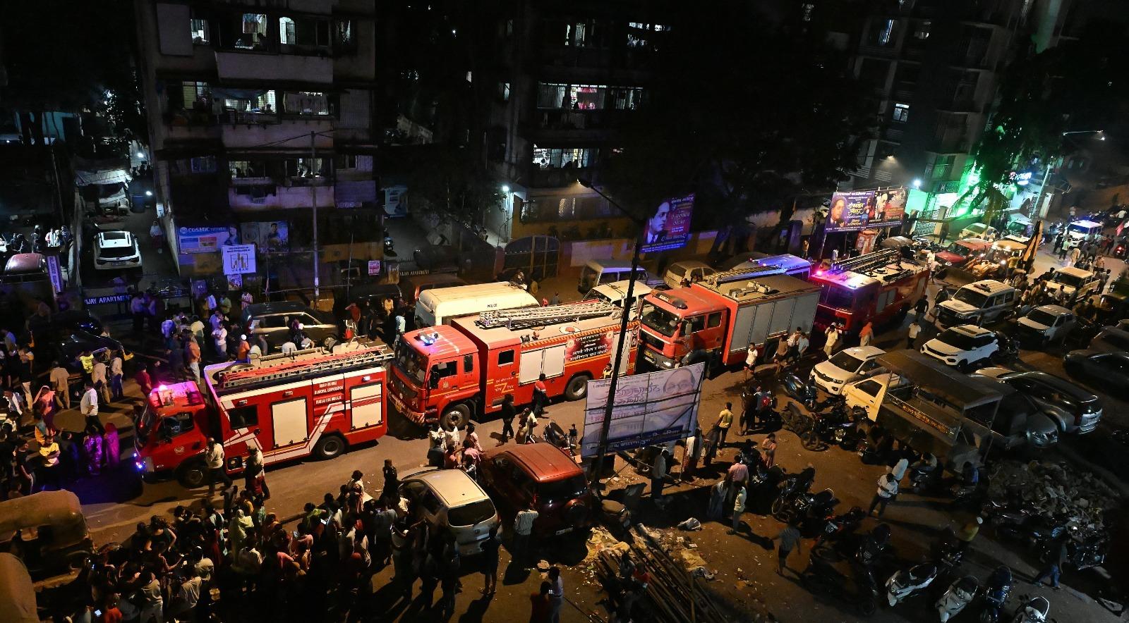 पुलिस ने इलाके की घेराबंदी कर यातायात को दूसरी दिशा में मोड़ दिया.