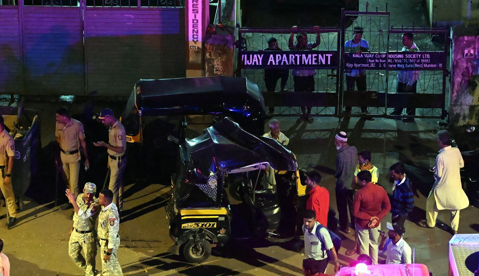 हादसे की सूचना मिलते ही पुलिस और फायर ब्रिगेड की टीम मौके पर पहुंच गई. 