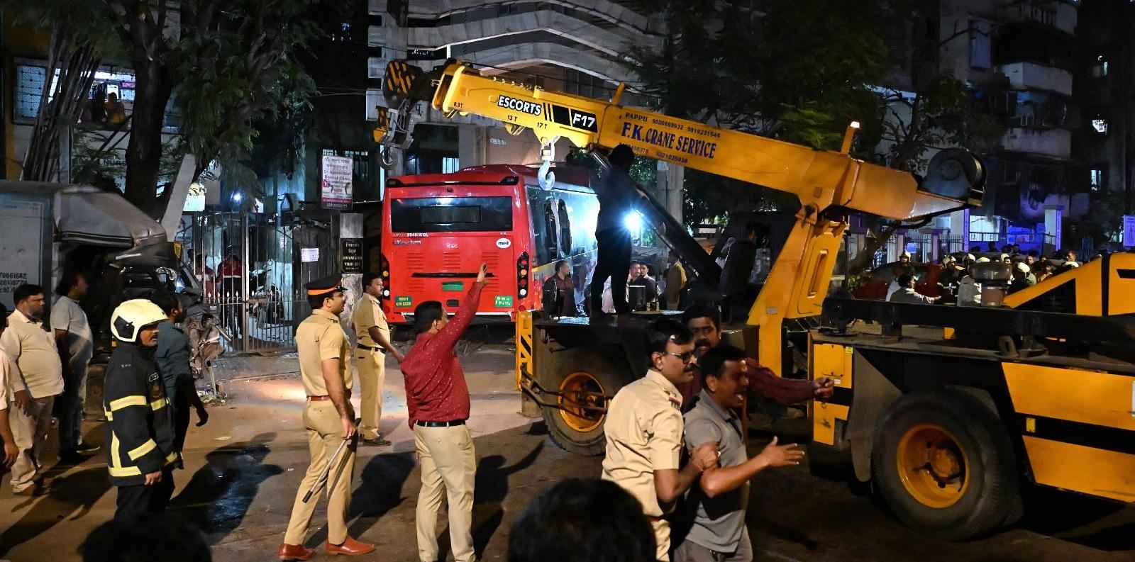 स्थिति बिगड़ने के बावजूद बस नहीं रुकी और एसजी बारवे मार्ग पर लगभग 500 मीटर तक कई वाहनों को रौंदती चली गई.