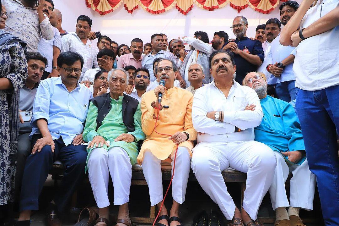उन्होंने बाबा आढाव के प्रयासों को सराहा और कहा कि उन्होंने समाज में एक अहम मुद्दे को उठाकर लोगों को जागरूक किया है. इस मौके पर उद्धव ठाकरे ने ईवीएम और वीवीपैट पर भी अपनी चिंताएं जाहिर कीं. 