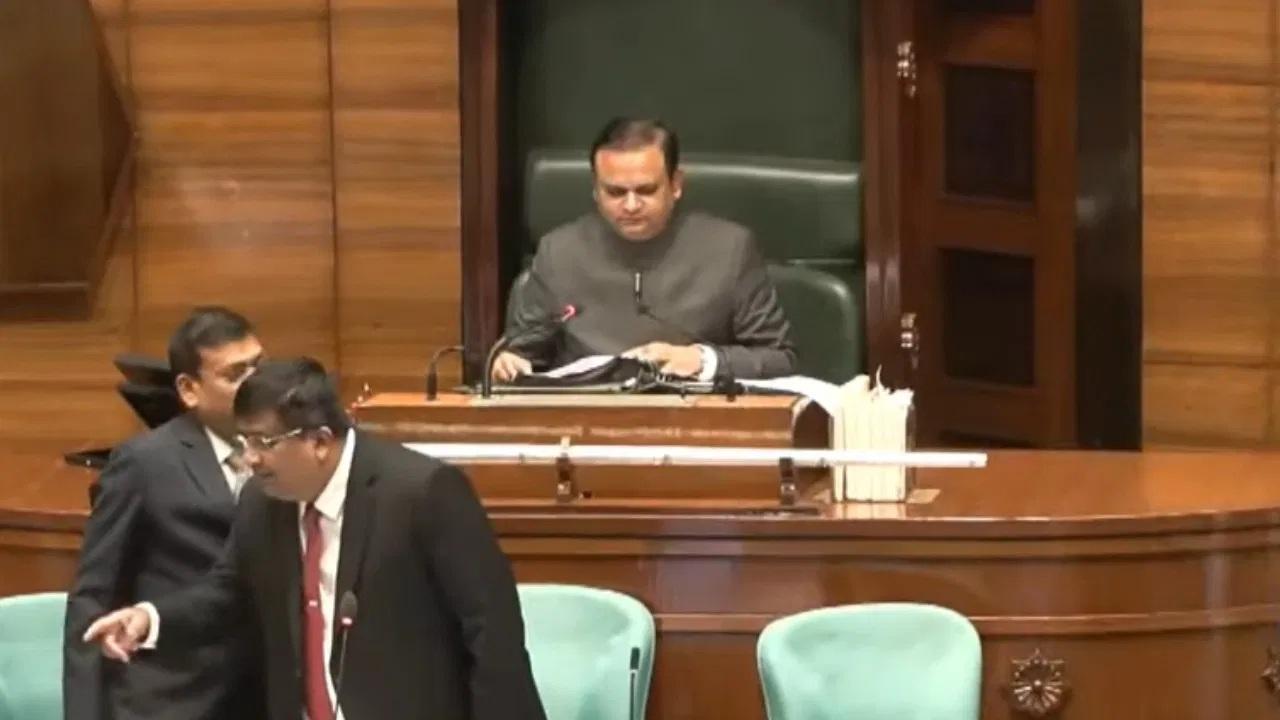बीजेपी नेता और विधायक राहुल नार्वेकर को एक बार फिर सर्वसम्मति से विधानसभा अध्यक्ष चुन लिया गया है.