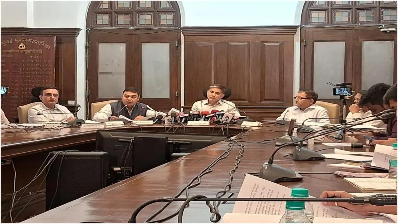बीएमसी प्रमुख भूषण गगरानी ने सोमवार को बीएमसी अधिकारियों के साथ बैठक की.