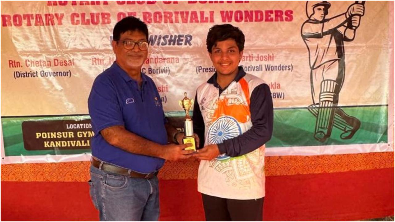 अधिकतर क्रिकेट टूर्नामेंटों के आयोजन में विकेटकीपर के योगदान को ज्यादा महत्व नहीं दिया जाता लेकिन इस टूर्नामेंट में उसके लिए विशेष पुरस्कार दिये जाते हैं. सर्वश्रेष्ठ विकेट कीपर की ट्रॉफी औदिच्य साठा यूथ एसोसिएशन के जय व्यास को मिली.