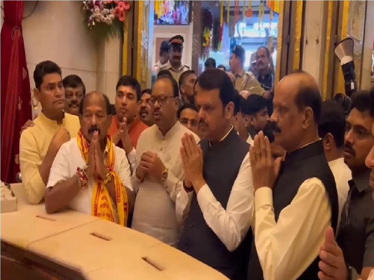 मुख्यमंत्री पद की शपथ ग्रहण की प्रक्रिया का आयोजन आज मुंबई के ऐतिहासिक आजाद मैदान में किया जा रहा है. 