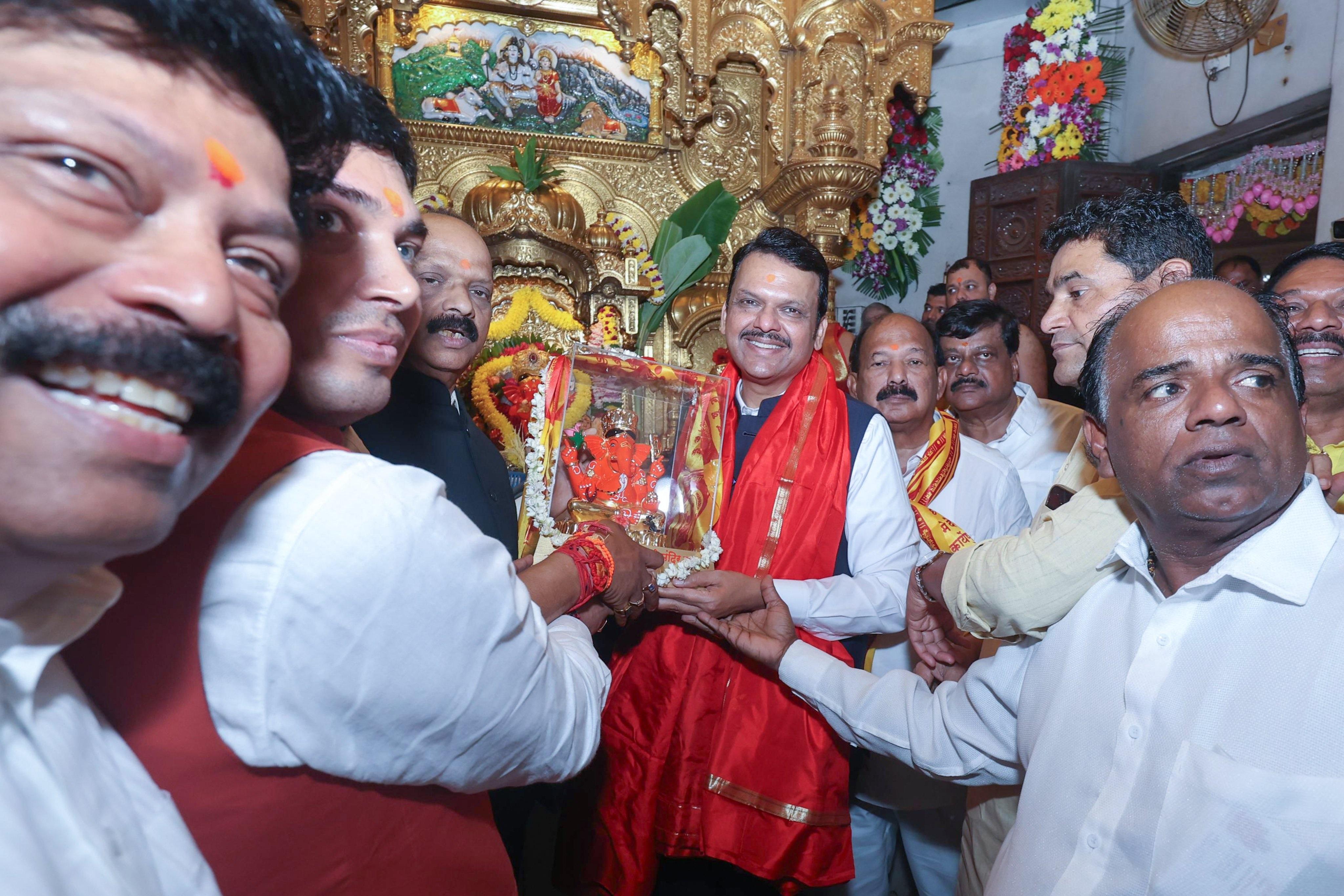 शपथ ग्रहण समारोह में देवेंद्र फडणवीस के साथ-साथ मुख्यमंत्री एकनाथ शिंदे और अजित पवार भी डिप्टी मुख्यमंत्री पद की शपथ लेने की खबरें हैं. 