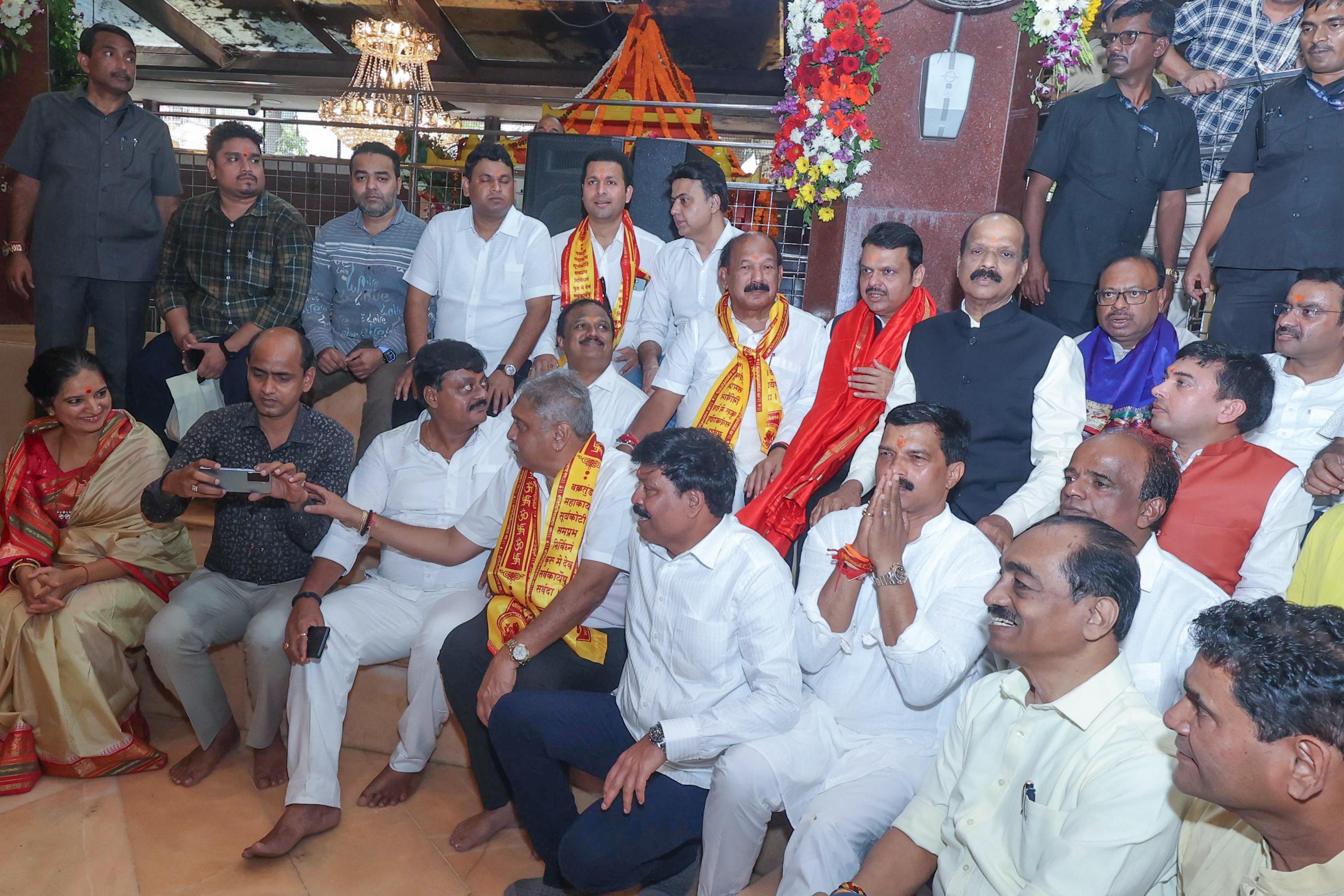 शपथ ग्रहण समारोह में देवेंद्र फडणवीस के साथ-साथ मुख्यमंत्री एकनाथ शिंदे और अजित पवार भी डिप्टी मुख्यमंत्री पद की शपथ लेने की खबरें हैं. 