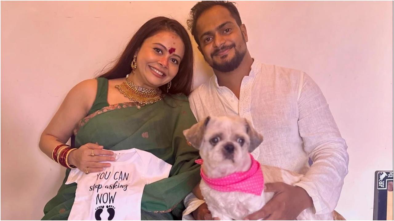 देवोलीना भट्टाचार्जी
देवोलीना भट्टाचार्जी, जिन्हें आखिरी बार सन नियो के छठी मैया की बिटिया में छठी मैया के रूप में देखा गया था, अपनी गर्भावस्था के कारण अक्टूबर में शो से दूर हो गईं. 15 दिसंबर, 2024 को, अभिनेत्री ने खुशी-खुशी इस खबर की पुष्टि की. देवोलीना ने मातृत्व की अपनी यात्रा का जश्न मनाते हुए एक पारंपरिक पंचामृत अनुष्ठान की तस्वीरें साझा कीं. अपने दिल को छू लेने वाले पोस्ट में, उन्होंने इस नए चरण को अपने जीवन का “सबसे खूबसूरत अध्याय” बताया.