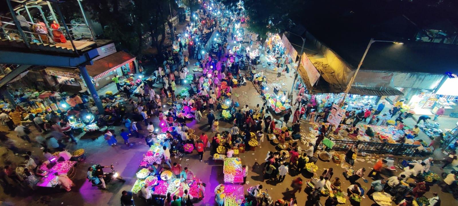 अतिक्रमण के कारण गली और आसपास के इलाके में सफाई भी एक बड़ी समस्या बन जाती है. फेरीवालों के द्वारा छोड़े गए कचरे और बर्बादी से आसपास का वातावरण गंदा हो जाता है, जो स्वास्थ्य के लिए भी हानिकारक हो सकता है. इस कारण से क्षेत्र में रहने वाले लोग गंदगी और दुर्गंध से भी परेशान हैं.