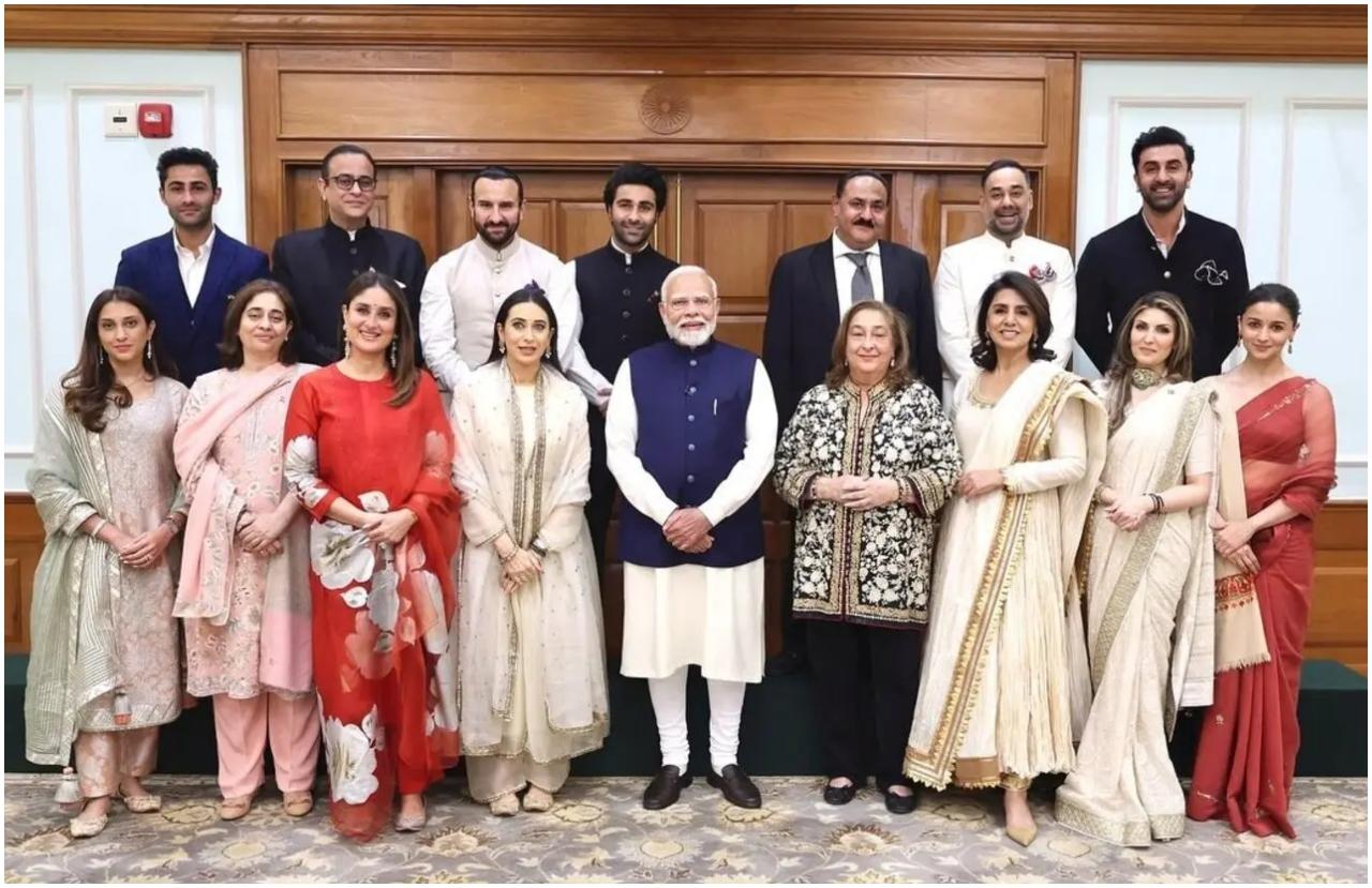 मंगलवार को बॉलीवुड का मशहूर कपूर परिवार प्रधानमंत्री नरेंद्र मोदी से मिलने और आगामी राज कपूर फिल्म महोत्सव के लिए निमंत्रण देने के लिए मुंबई से दिल्ली पहुंचा.