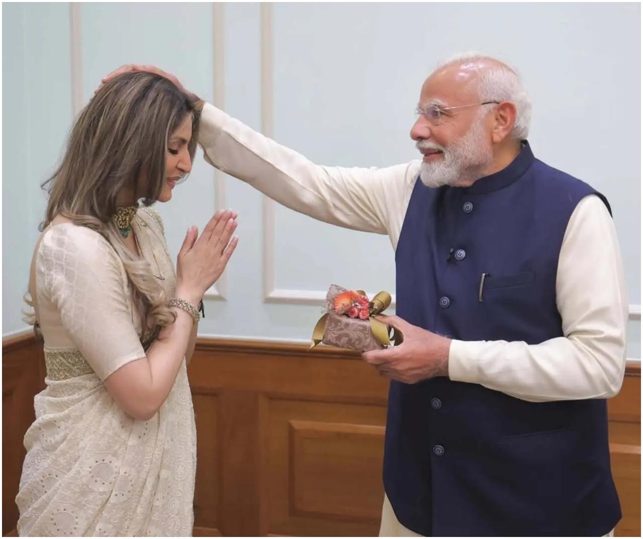 ऋषि और नीतू कपूर की बेटी रिद्धि कपूर साहनी भी इस कार्यक्रम में शामिल हुईं. उन्होंने प्रधानमंत्री को उपहार भेंट किया और उनका आशीर्वाद लिया.