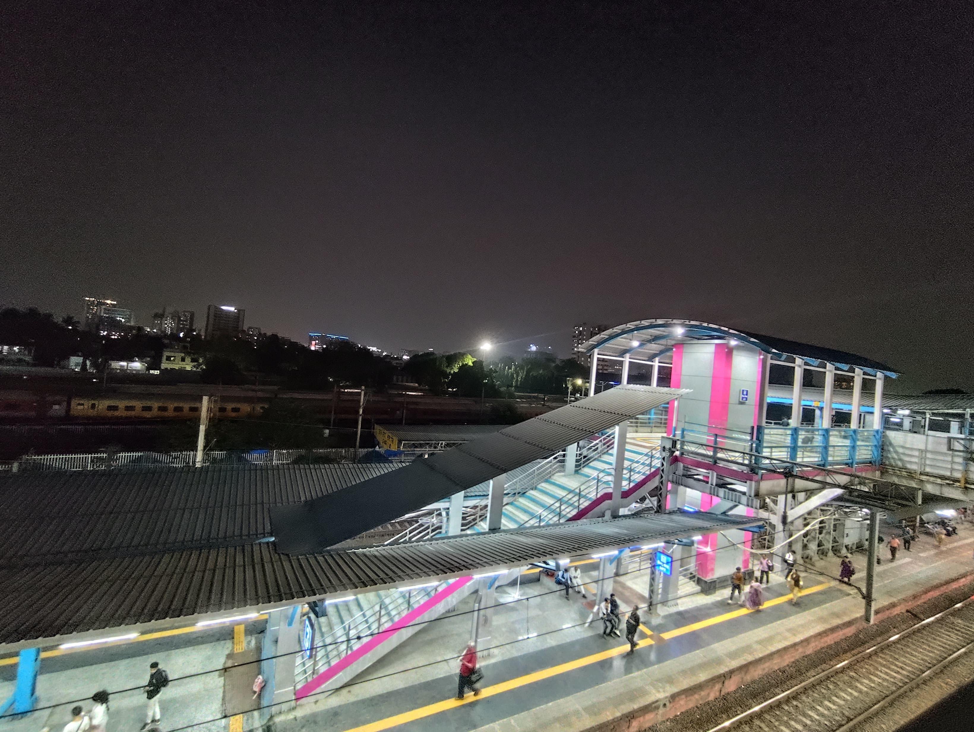 खार स्टेशन पर यह निर्माण कार्य मुंबई रेलवे विकास निगम (एमआरवीसी) द्वारा किया गया है. इस डेक के जरिए अब यात्रियों को स्टेशन पर कम भीड़भाड़ का अनुभव होगा और वे आसानी से अपने गंतव्य तक पहुंच सकेंगे.