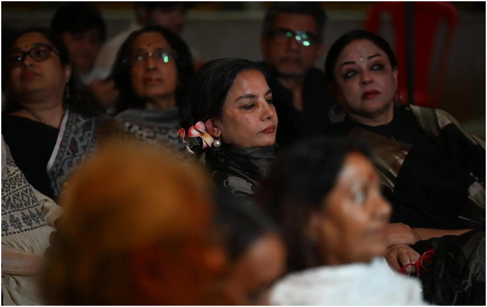 प्रार्थना सभा में शबाना आजमी भी अपनी बहन तन्वी आजमी के साथ शामिल हुईं.
