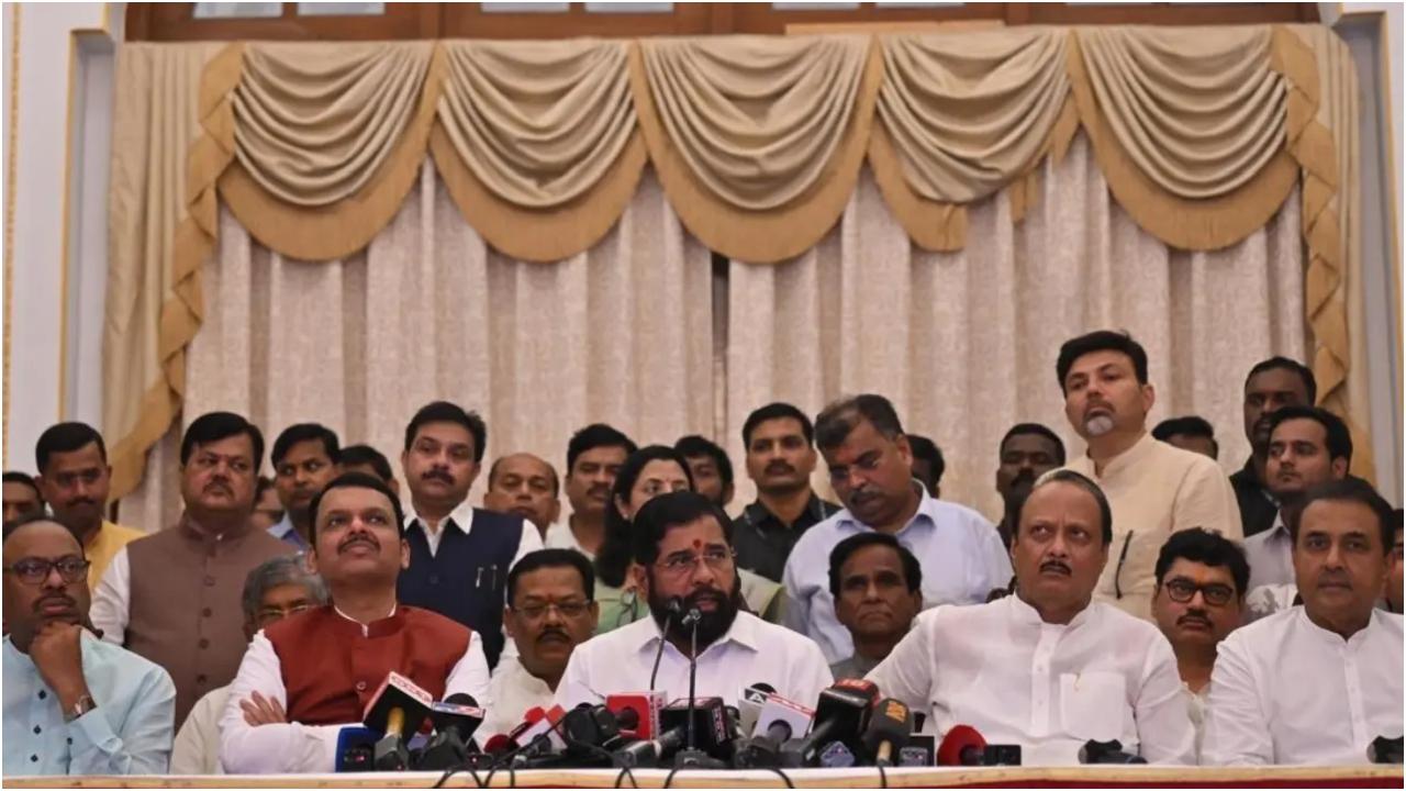 शिवसेना नेता उदय सामंत ने बुधवार को कहा कि गुरुवार को शपथ ग्रहण समारोह में केवल मुख्यमंत्री और दो उपमुख्यमंत्री शपथ लेंगे.