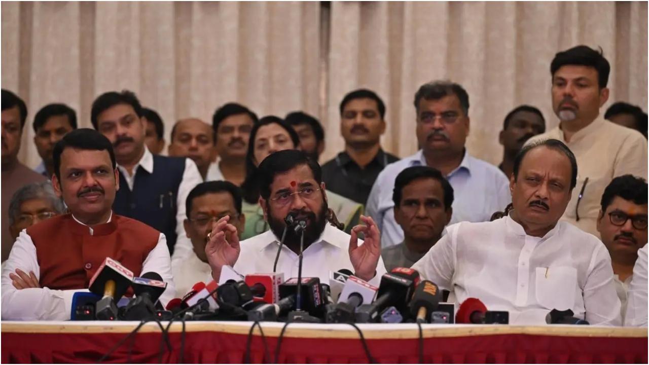 महाराष्ट्र के लिए बीजेपी के केंद्रीय पर्यवेक्षक विजय रूपाणी ने कहा कि गुरुवार को शपथ ग्रहण समारोह में मुख्यमंत्री के साथ-साथ दो डिप्टी सीएम भी शपथ लेंगे.