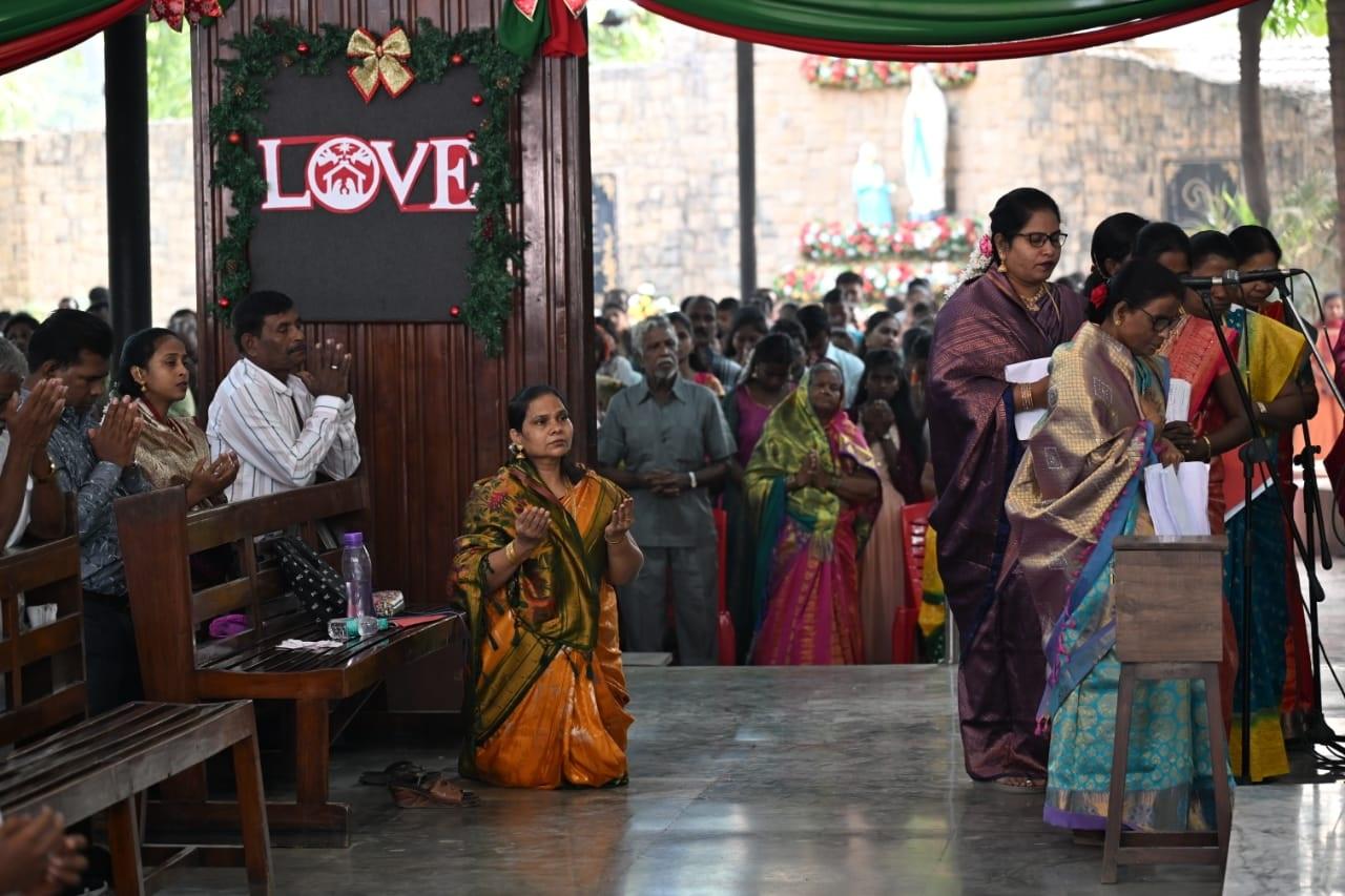 प्रार्थना के दौरान सभी श्रद्धालु एक साथ गीत गा रहे थे, जिसमें बैंड का मधुर संगीत उनकी भक्ति को और गहराई प्रदान कर रहा था. 