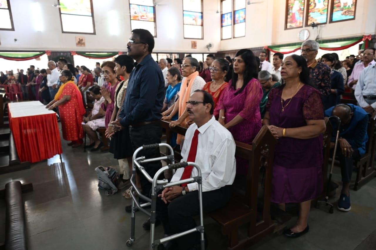 हर किसी ने इस शुभ दिन पर प्रार्थना की कि ईसा मसीह का आशीर्वाद सभी पर बना रहे और पूरी दुनिया में शांति और सद्भाव स्थापित हो. मलाड का ओरलेम चर्च, इस क्रिसमस की सुबह, न केवल प्रार्थना का केंद्र बना, बल्कि उत्सव और भक्ति के संगम का प्रतीक भी रहा.  श्रद्धालुओं के हर्षोल्लास ने इस दिन को यादगार बना दिया.