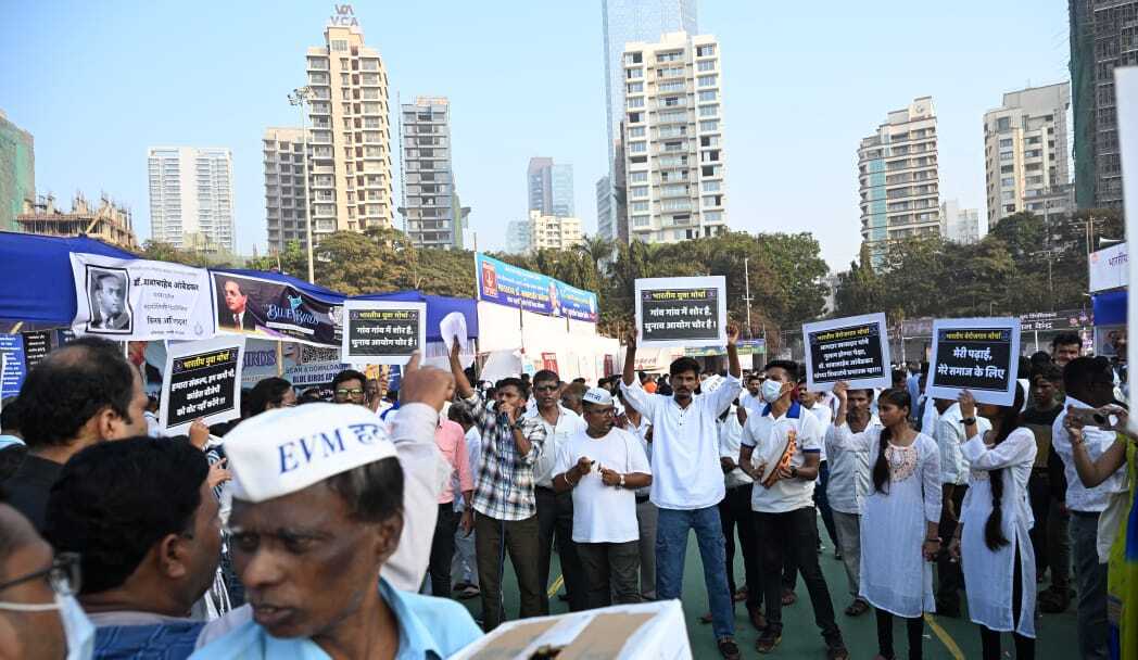 प्रदर्शनकारियों ने पारंपरिक बैलेट पेपर प्रणाली की वापसी की मांग की. उनका मानना है कि यह प्रणाली अधिक पारदर्शी और निष्पक्ष है, जिससे आम जनता का लोकतांत्रिक प्रक्रिया में विश्वास बहाल हो सकेगा.