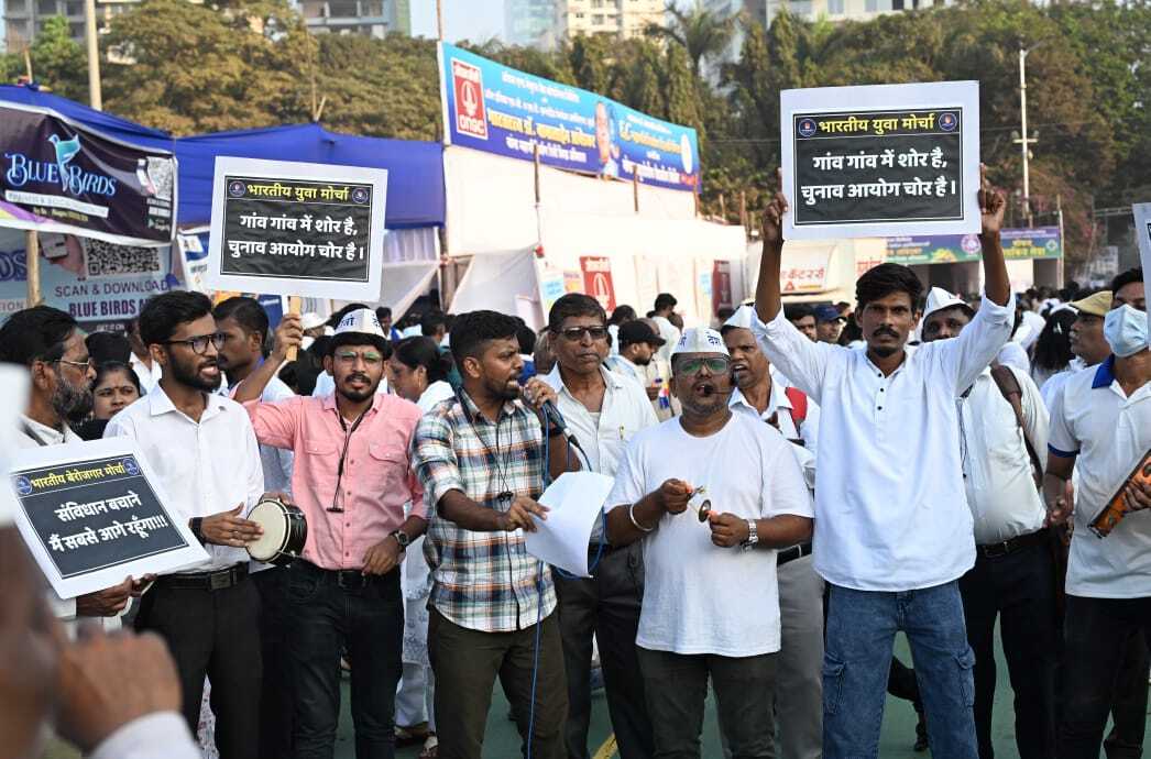 इस प्रदर्शन के दौरान फड़णवीस सरकार की आलोचना भी जोर-शोर से की गई. प्रदर्शनकारियों ने आरोप लगाया कि वर्तमान सरकार जनता की समस्याओं को अनदेखा कर रही है और लोकतांत्रिक मूल्यों का हनन कर रही है. उन्होंने कहा कि सरकार के संरक्षण में चुनाव प्रक्रिया को प्रभावित किया जा रहा है, जिससे लोगों के अधिकारों का हनन हो रहा है.
