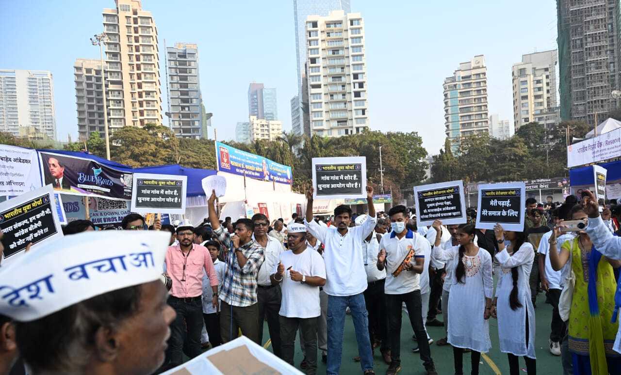 शिवाजी पार्क में जुटे प्रदर्शनकारियों ने लोकतंत्र की रक्षा के लिए अपने संघर्ष को जारी रखने का संकल्प लिया. उन्होंने कहा कि यह आंदोलन किसी राजनीतिक पार्टी का नहीं, बल्कि जनता का आंदोलन है. यह आंदोलन देश के हर नागरिक को अपनी भूमिका निभाने और लोकतांत्रिक अधिकारों की रक्षा के लिए खड़े होने का आह्वान करता है. इस जनजागरण अभियान ने महापरिनिर्वाण दिवस पर डॉ. अंबेडकर के विचारों को जीवंत किया और लोकतंत्र की मजबूती के लिए एक नई उम्मीद जगाई.