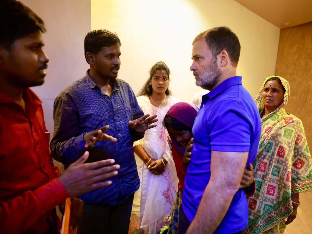 राहुल गांधी ने कहा कि यह कोई राजनीतिक बैठक नहीं है, लेकिन आरएसएस की विचारधारा संविधान को कमजोर करने की कोशिश कर रही है. उन्होंने इस बात पर जोर दिया कि सोमनाथ के परिवार को न्याय मिलना चाहिए.