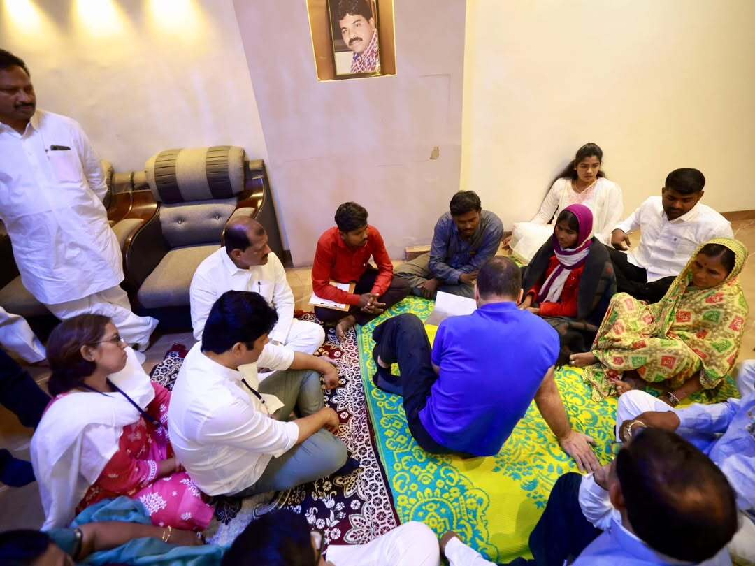 परभणी जिला कांग्रेस कमेटी के अध्यक्ष सुरेश वरपुडकर और परभणी शहर अध्यक्ष नदीम इनामदार सहित स्थानीय नेताओं ने भी राहुल गांधी का साथ दिया.