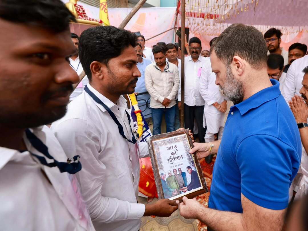 सोमनाथ सूर्यवंशी के परिवार से मिलने के बाद, राहुल गांधी ने अंबेडकरी कार्यकर्ता विजय वाकोड़े के परिवार से भी मुलाकात की और उन्हें सांत्वना दी.
