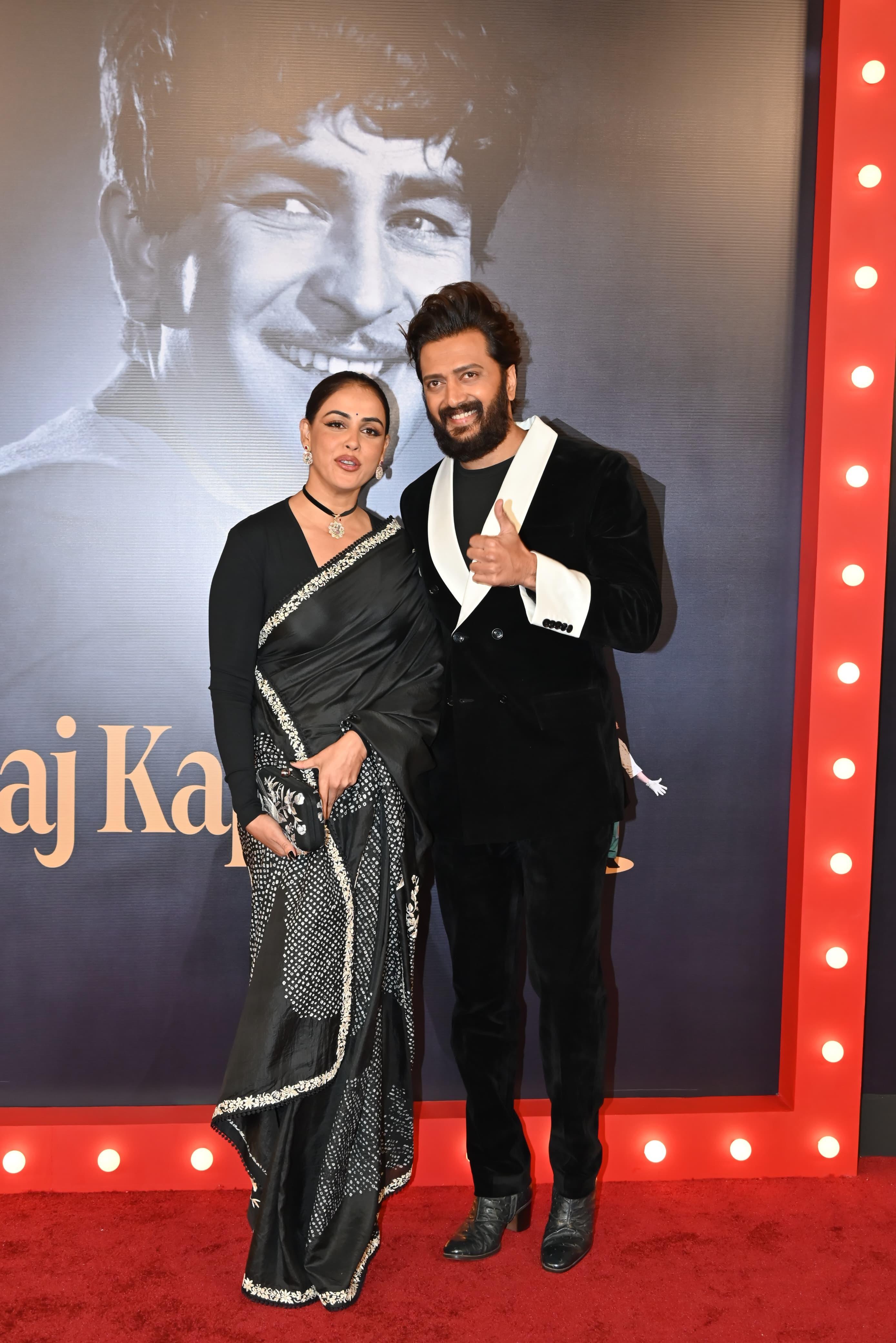 रितेश देशमुख इस दौरान अपनी पत्नी जेनेलिया के साथ ब्लैक आउटफिट में दिखाई दिए.
