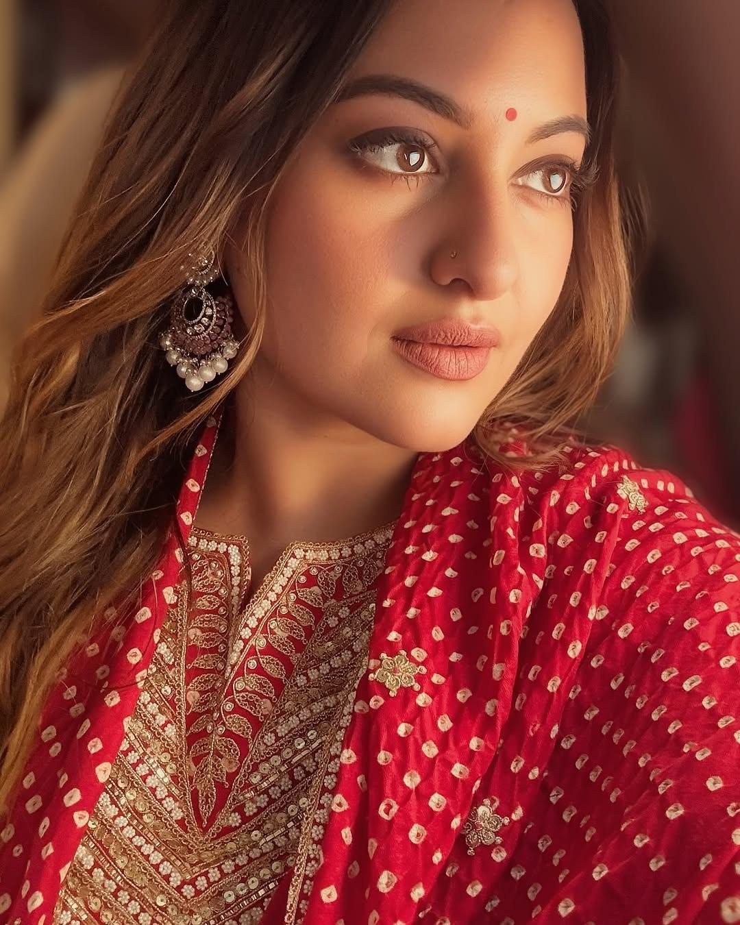 ताजा तस्वीरों में सोनाक्षी रेड कलर के शरारा में पोज देते हुए कई तस्वीरें खिंचवाती नजर आई. उनकी ये तस्वीरें सोशल मीडिया यूजर को काफी पसंद आ रही हैं. 