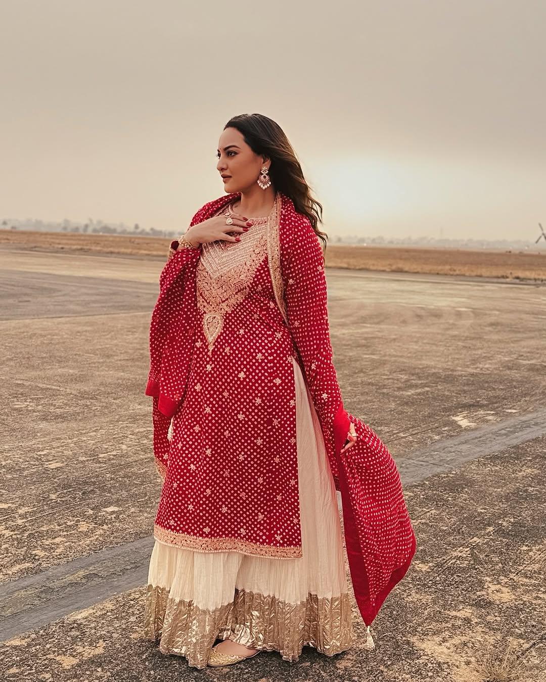 इन लेटेस्ट तस्वीरों में सोनाक्षी रेड कलर के शरारा में बेहद खूबसूरत नजर आ रही है. जहीर इकबाल से शादी के बाद सोनाक्षी के चेहरे पर ग्लो आ गया है. वह कितनी खुश है वह उनके चेहरे पर दिखाई दे आ रहा हैं. 