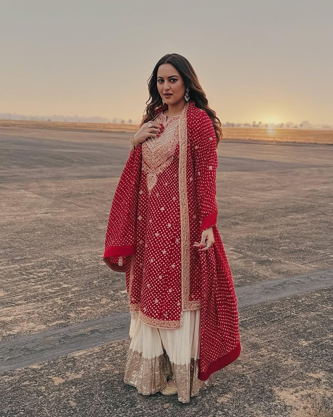 खास बाद यह भी है कि सोनाक्षी सोशल मीडिया पर भी काफी एक्टिव नजर आ रही हैं. मियां जहीर इकबाल के साथ फोटोज पोस्ट कर फैंस को दीवाना बनाती दिखाई दे रही है.