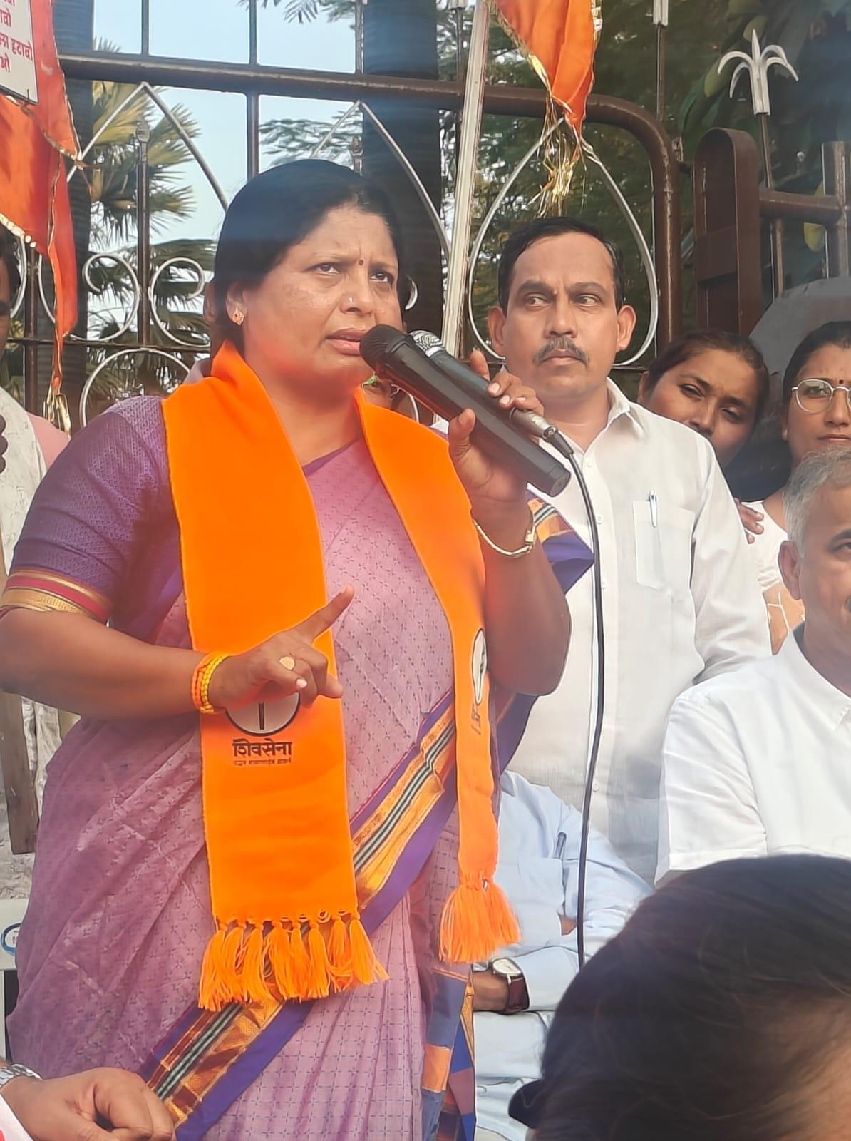 अंधारे ने अपने भाषण में महायुति सरकार पर तीखा हमला करते हुए कहा, 
