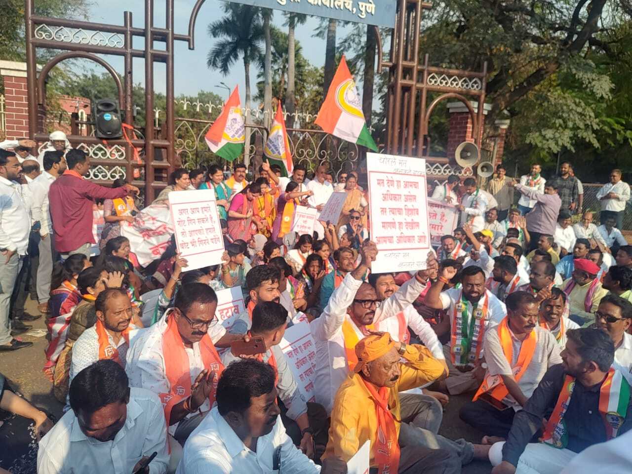 महाविकास अघाड़ी के नेताओं ने चुनावों में इलेक्ट्रॉनिक वोटिंग मशीन (ईवीएम) की विश्वसनीयता पर सवाल उठाए हैं. उनका कहना है कि वोटिंग प्रक्रिया में गड़बड़ी की गई है और स्वतंत्र जांच की मांग की है.
