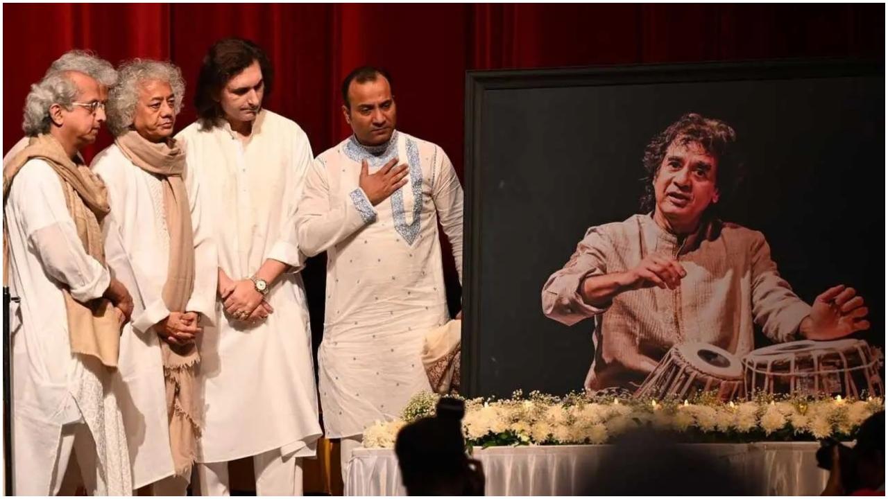 शुक्रवार शाम को मुंबई के सन्मुखानंद हॉल में उस्ताद जाकिर हुसैन की याद में प्रार्थना सभा का आयोजन किया गया.