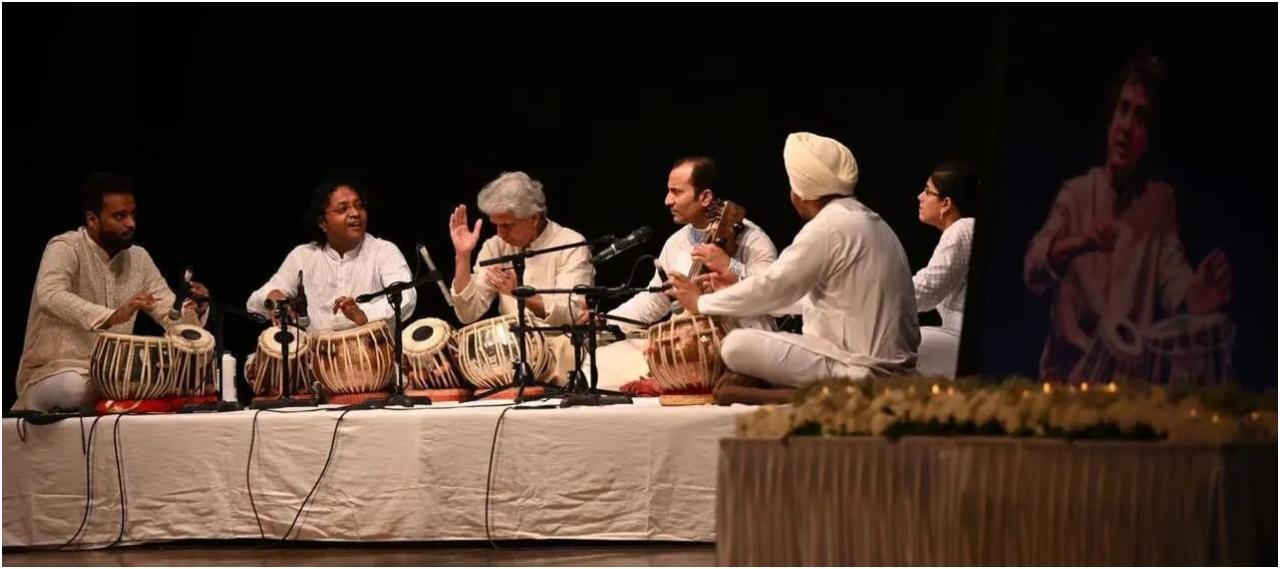 महान तबला वादक को श्रद्धांजलि देने के लिए कई गणमान्य व्यक्ति यहां आए.