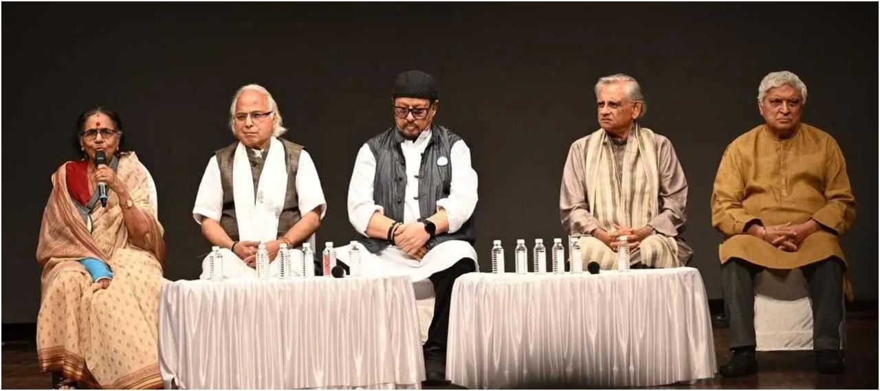 प्रार्थना सभा में जावेद अख्तर, शबाना आजमी, सुरेश वाडकर, आशीष शेलार, सोमा घोष, संगीत निर्देशक एहसान और लॉय आदि शामिल हुए.