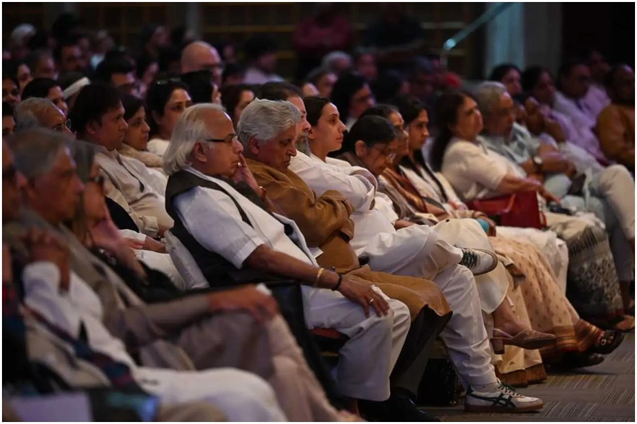 कार्यक्रम के दौरान, संगीत उद्योग की कई जानी-मानी हस्तियों ने उनके जीवन, योगदान और उनके द्वारा छोड़ी गई विरासत को याद किया.