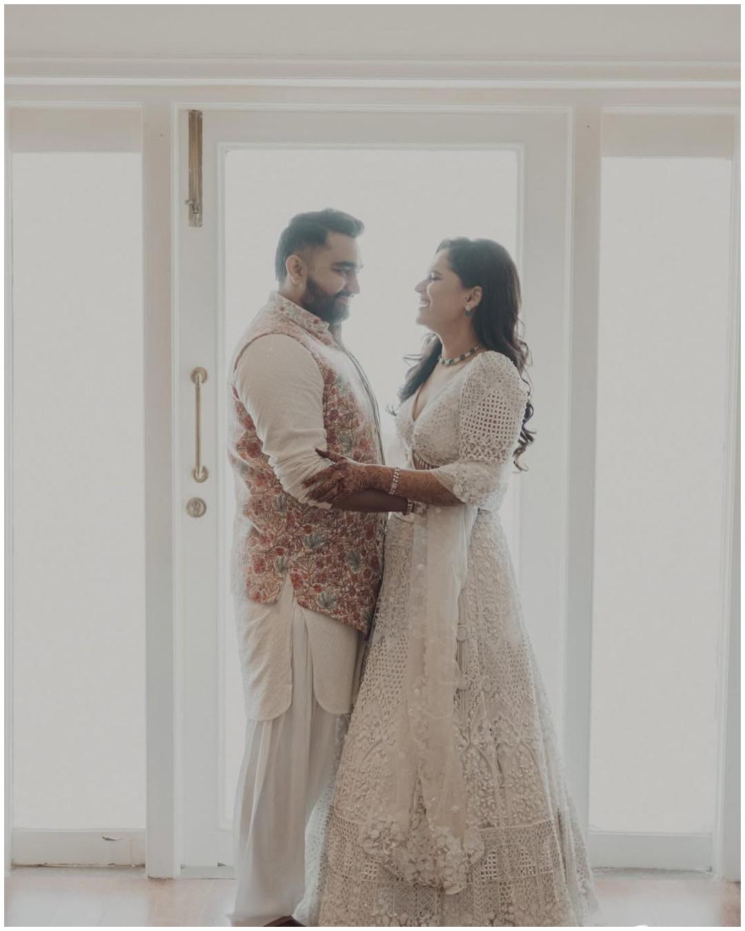 विराज घेलानी और पलक खिमावत की शादी 12 दिसंबर, 2024 को एक अंतरंग समारोह में हो रही है. यह जोड़ा मुंबई में शादी करेगा और अपने जीवन का एक खुशहाल शादीशुदा अध्याय शुरू करेगा.
