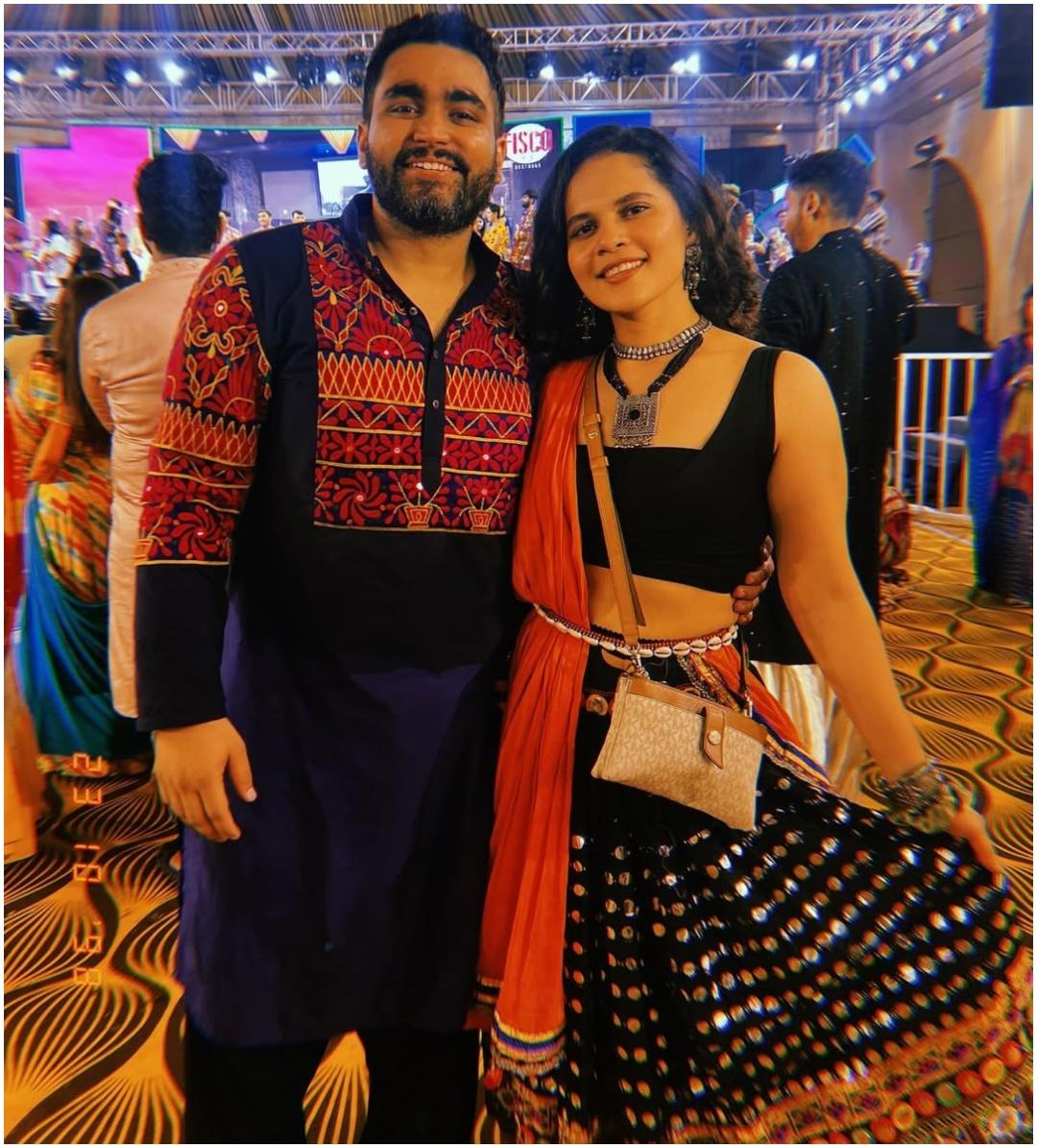दोनों की सगाई की झलकियां सोशल मीडिया पर शेयर की गईं. इस पोस्ट में दोनों का उत्साह और जश्न देखा जा सकता है.