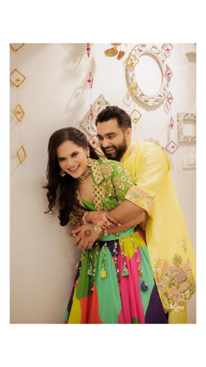अपनी शादी से पहले, विराज ने अपने मेहंदी समारोह की तस्वीरें साझा कीं, जिसमें जोड़े चमकीले हरे और पीले रंग के पारंपरिक परिधानों में जश्न मनाते दिख रहे थे.