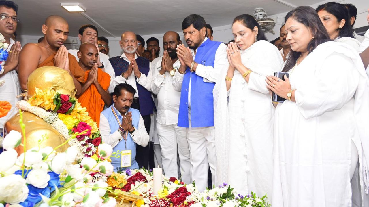 अठावले ने दलितों और ऊंची जातियों के बीच सामाजिक एकता को बढ़ावा देने की आवश्यकता पर बल देते हुए कहा कि डॉ. अंबेडकर का जीवन हर भारतीय के लिए प्रेरणा का स्रोत है.