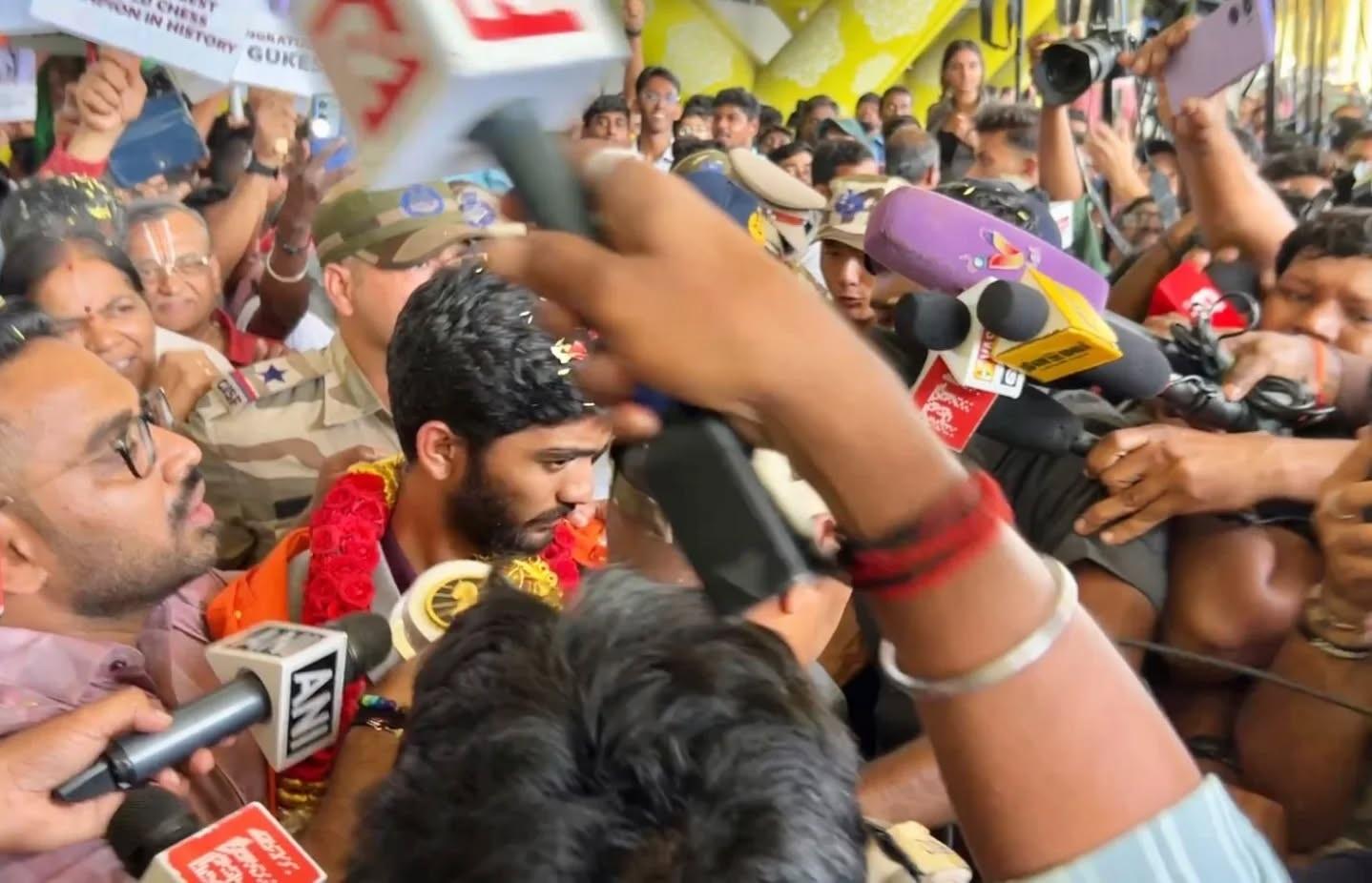 गुकेश ने टूर्नामेंट में अद्वितीय कौशल और बेहतरीन रणनीति का प्रदर्शन किया. उन्होंने कुल 14 मैचों के विश्व चैंपियनशिप मुकाबले में जबरदस्त मानसिक मजबूती और खेल के प्रति दृढ़ संकल्प दिखाया. उनकी इस जीत को भारतीय शतरंज के इतिहास का एक स्वर्णिम अध्याय माना जा रहा है.