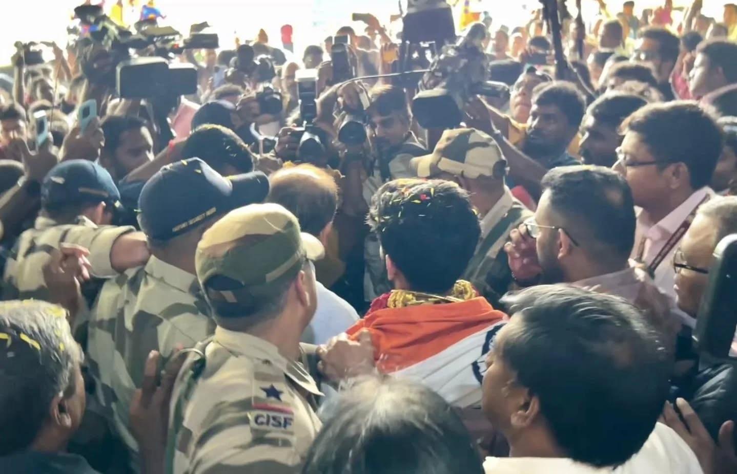 गुकेश अब विश्व शतरंज चैंपियन बनने वाले दूसरे भारतीय बन गए हैं. इससे पहले यह गौरव पूर्व विश्व चैंपियन विश्वनाथन आनंद को प्राप्त हुआ था.