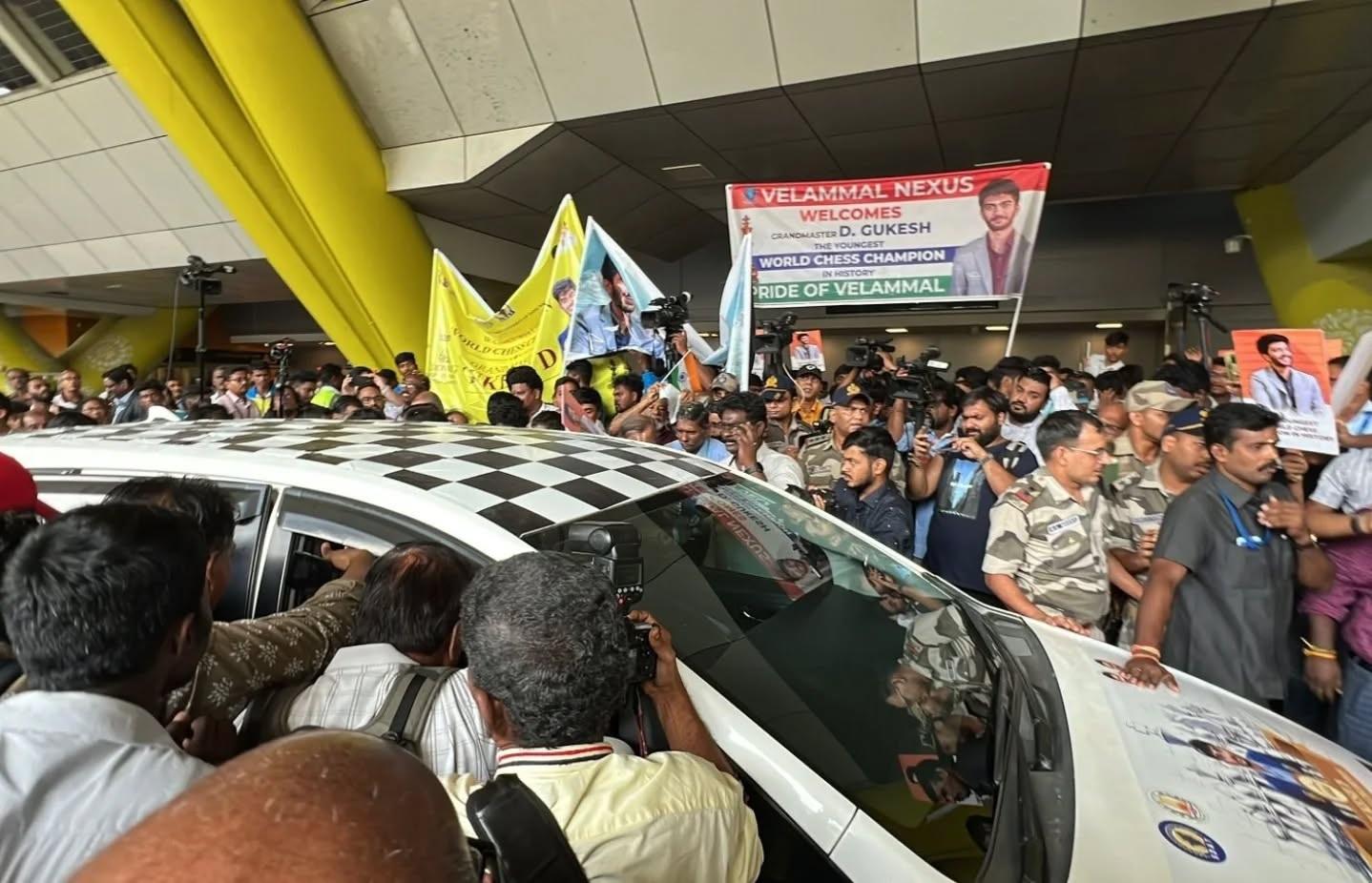 इस ऐतिहासिक उपलब्धि के साथ उन्होंने सबसे कम उम्र में विश्व शतरंज चैंपियन बनने का गैरी कास्परोव का रिकॉर्ड भी तोड़ दिया. उनके शानदार प्रदर्शन की बदौलत वह 18वें निर्विवाद विश्व शतरंज चैंपियन बन गए हैं.