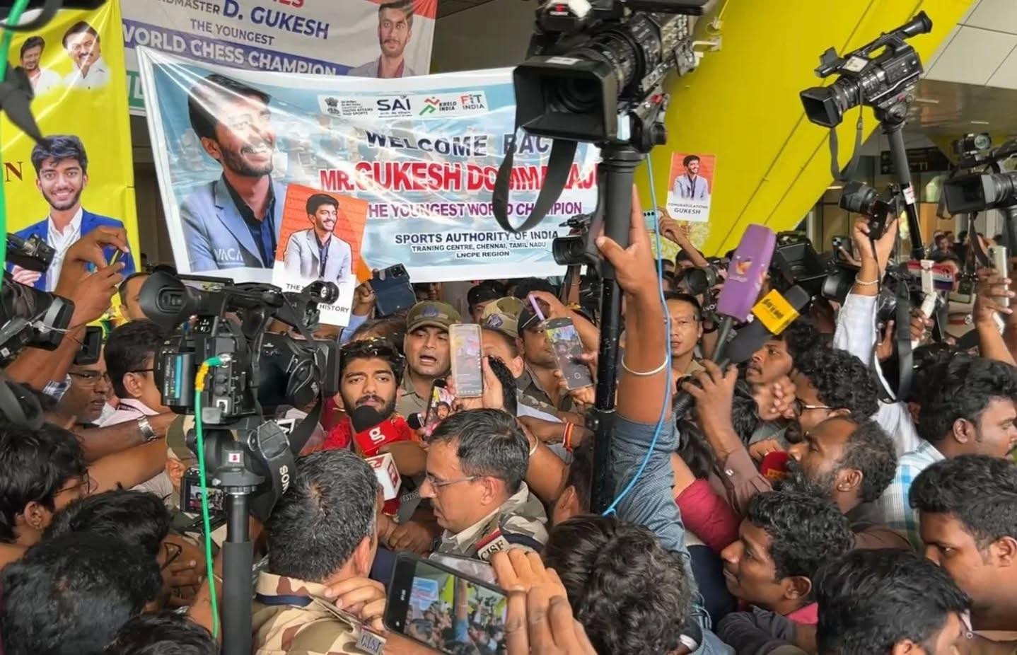 गुकेश की इस उपलब्धि पर प्रधानमंत्री नरेंद्र मोदी सहित अनेक राष्ट्रीय और अंतरराष्ट्रीय हस्तियों ने उन्हें बधाई दी है. 