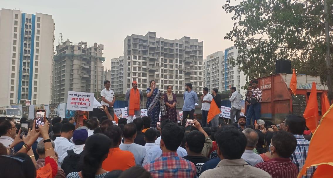 प्रदर्शनकारियों ने मानव श्रृंखला बनाकर शांतिपूर्ण विरोध दर्ज कराया. 